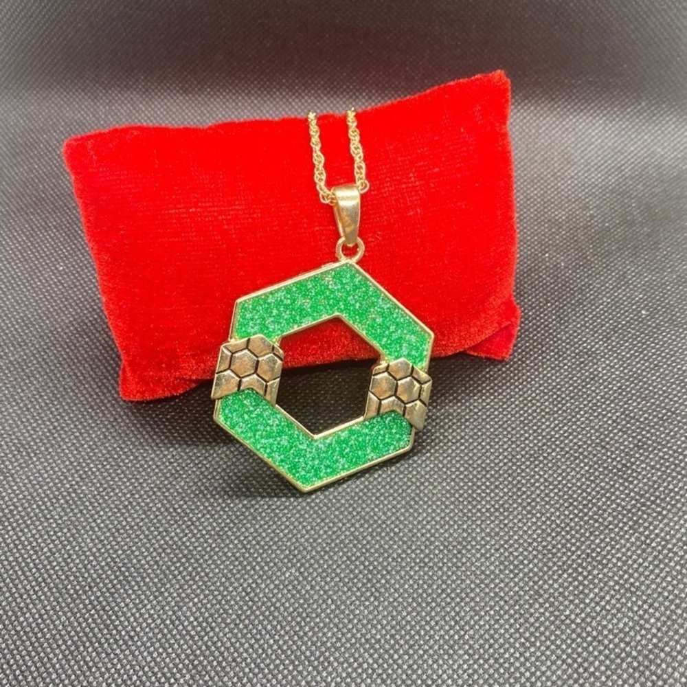 Women’s Gold Tone Chain Necklace W/ Large Green Pendant Medallion